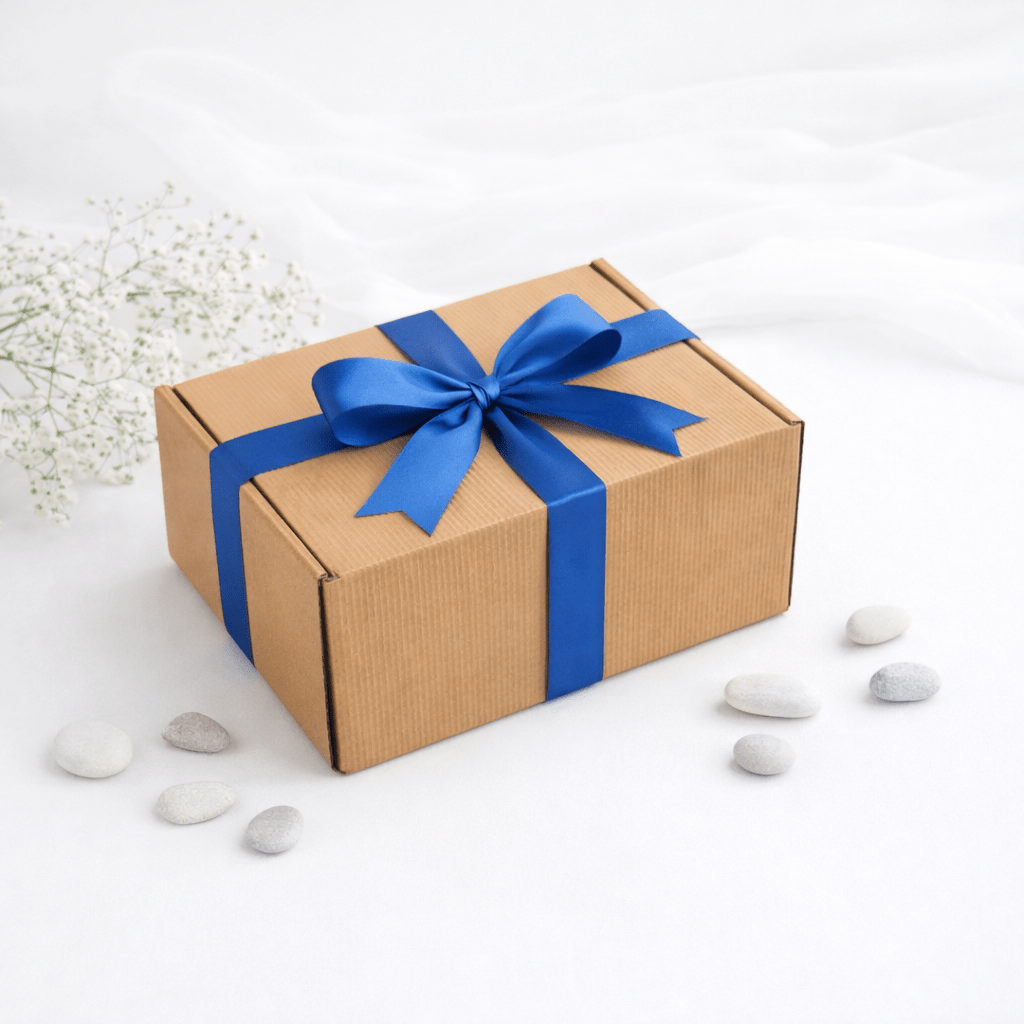 Pudełko prezentowe BLUE Ozdobne pudełko wypełnione wiórkami z satynową wstążką i kokardą NORDIC.PL Sklep Nordic.pl